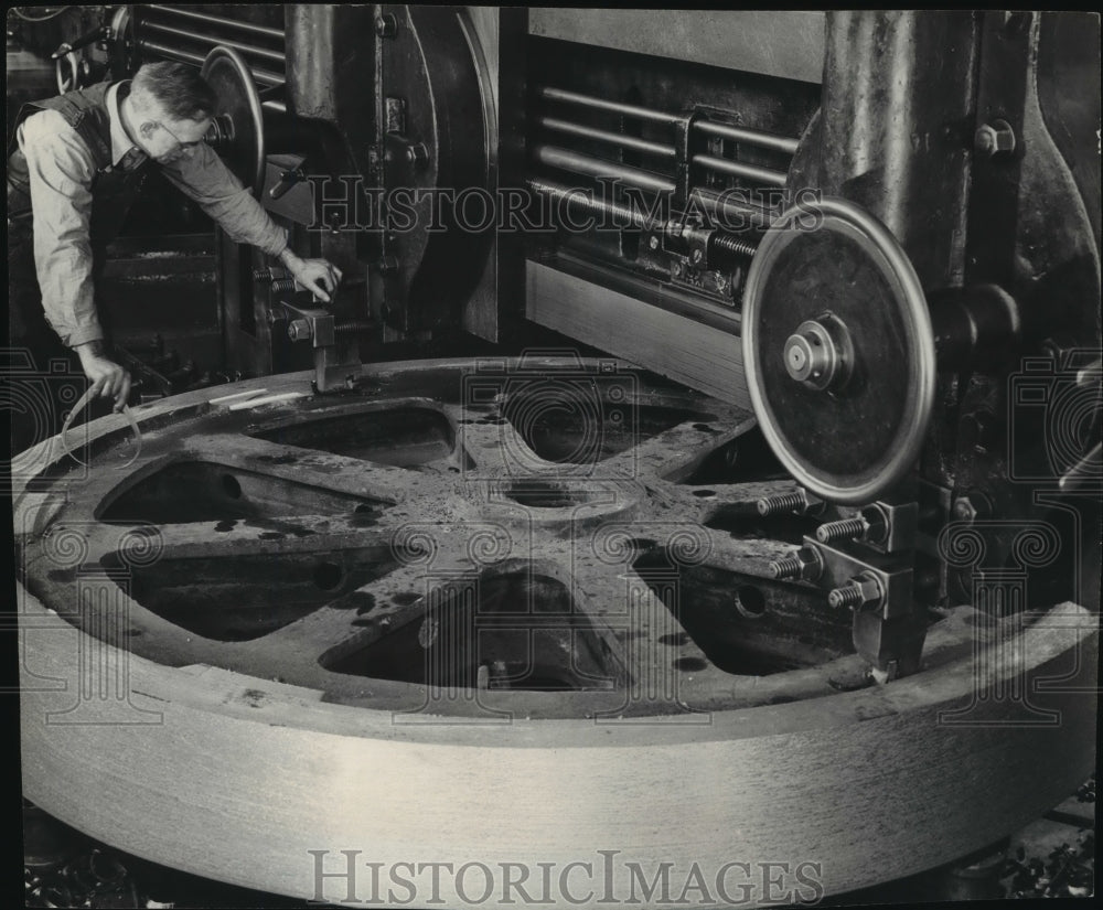 1952 Press Photo Frank Stasieroski operates a 20 foot mill boring mill- Historic Images