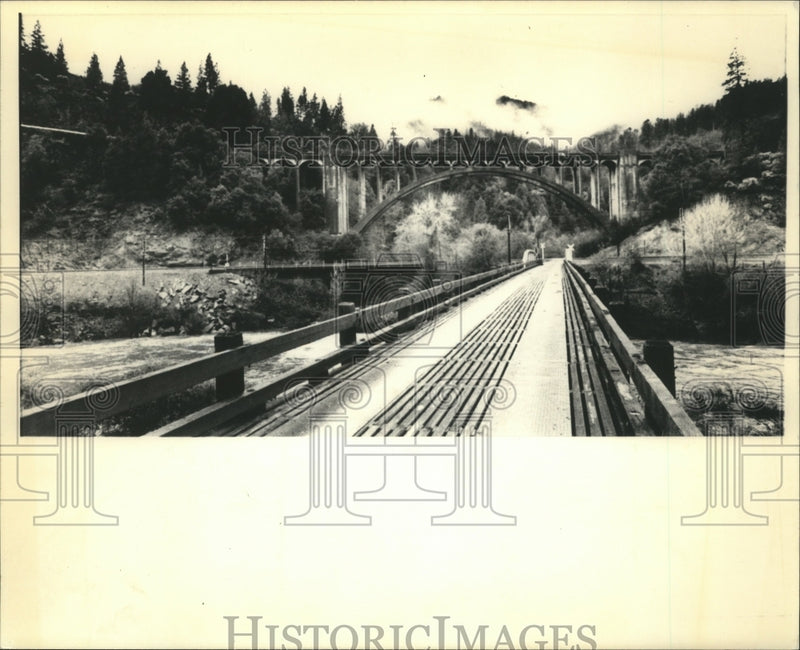 Load image into Gallery viewer, 1986 Press Photo A bridge without any function since 1974 in California
