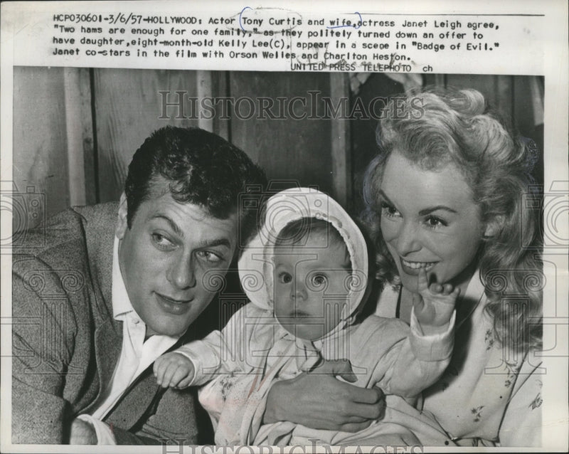 Load image into Gallery viewer, 1957 Press Photo Tony Curtis and Janet Leigh with daughter, Kelly Lee
