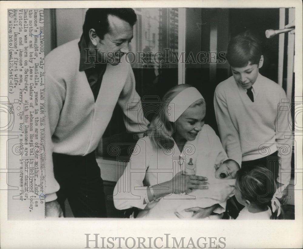 1968 Press Photo Vic Damone&#39;s young family in Hollywood, California- Historic Images