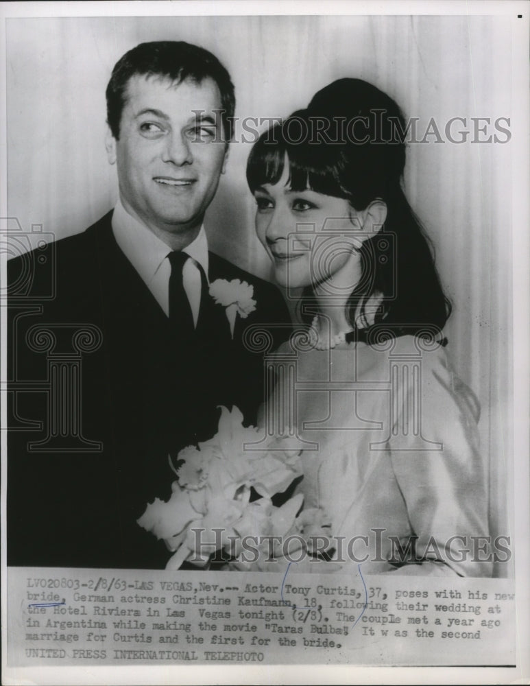 Load image into Gallery viewer, 1963 Press Photo Tony Curtis with his bride, Christine Kaufmann in Las Vegas
