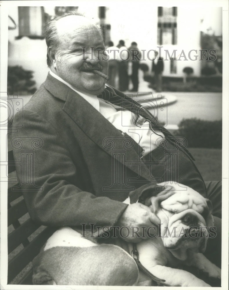 1989 Press Photo William Conrad in &quot;Gunsmoke&quot; photo with bulldog Max - mjx21174- Historic Images