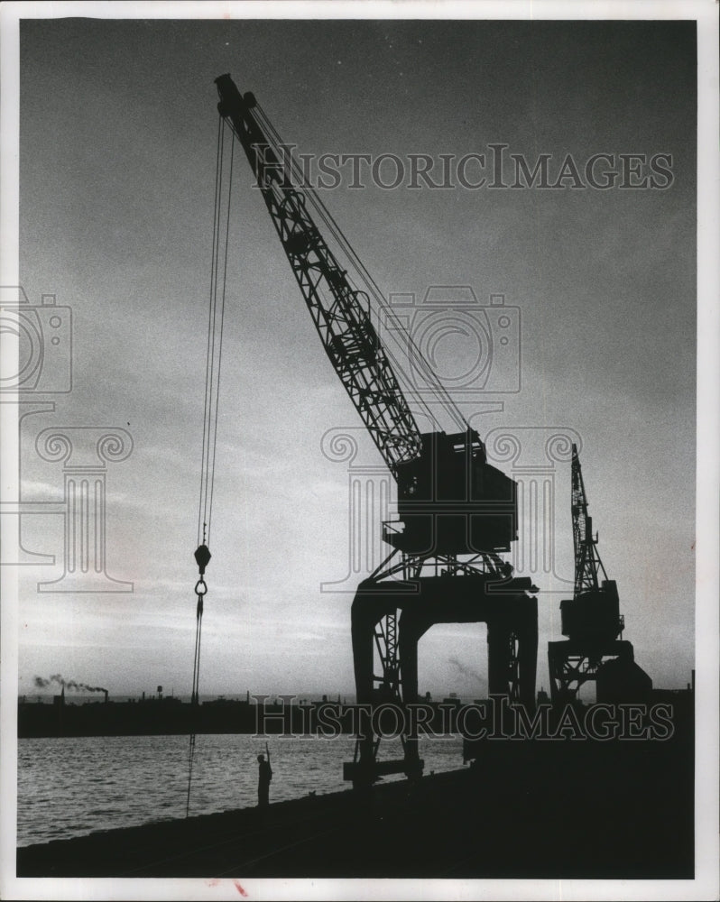 1958 Press Photo Sentry Was Dwarfed By Huge Harbor Cranes- Historic Images