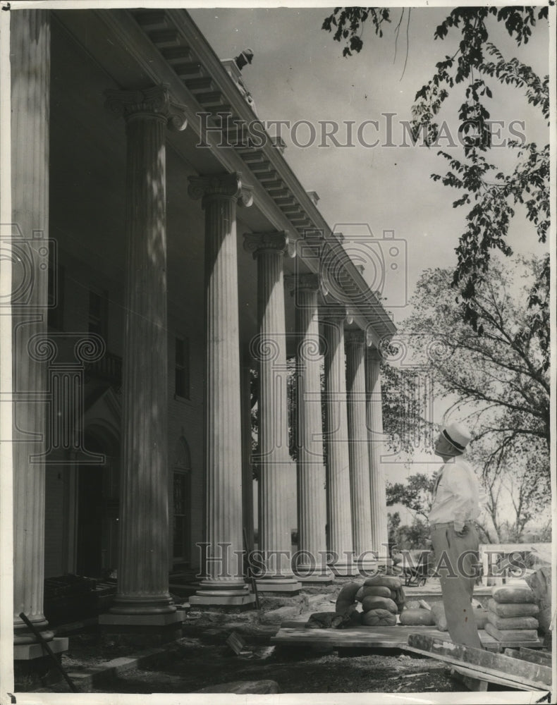 1937 Press Photo Landon surveys the classical colonnade of his front porch.