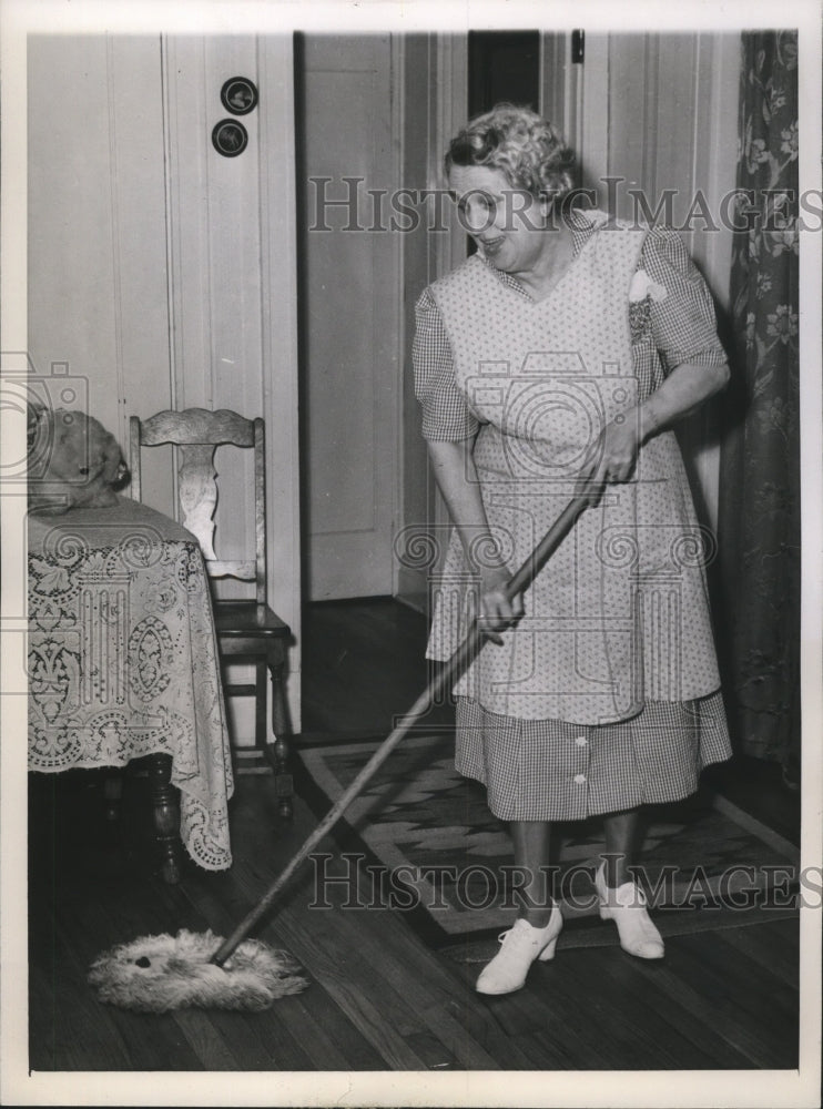 1944 Press Photo Emma Castle, busy doing housework even when she's blind.