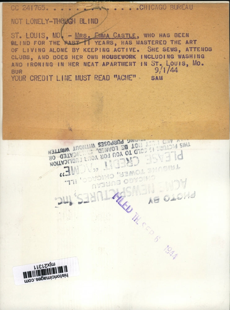 1944 Press Photo Emma Castle, busy doing housework even when she's blind.