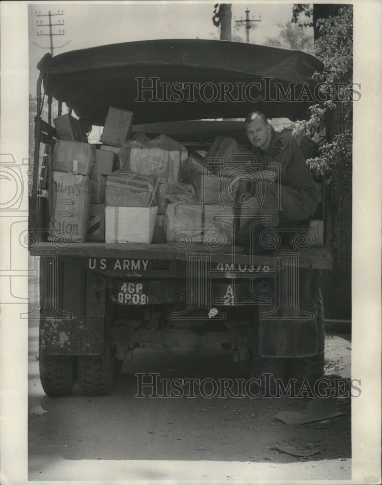 1968 Press Photo George Cassidy with packages for an orphanage in Vietnam- Historic Images