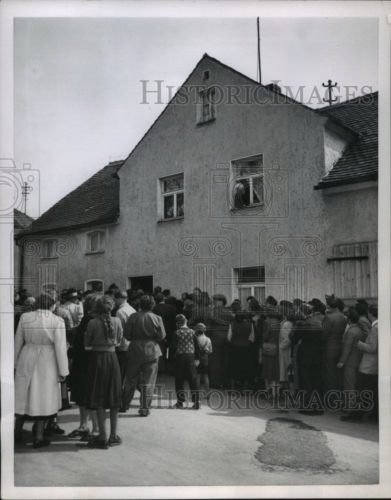 1953 Press Photo People view Good Friday stigma of Theresa Neumann in Bavaria- Historic Images