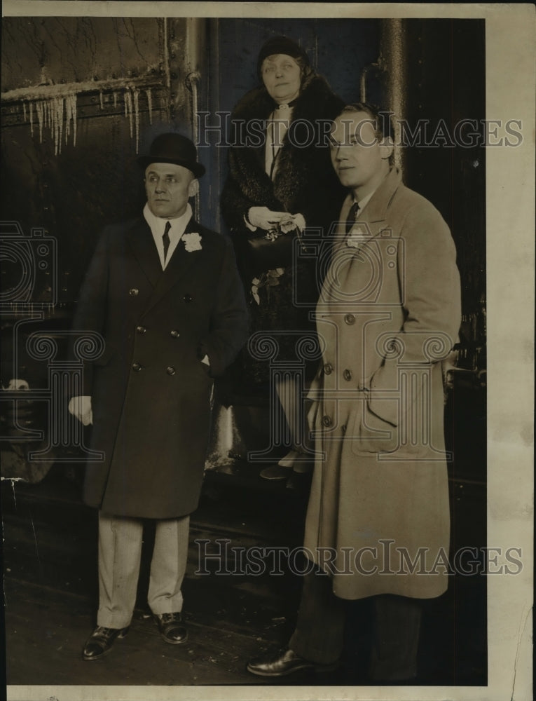 1930 Press Photo Governor Kohler with his wife and son in Milwaukee, Wisconsin