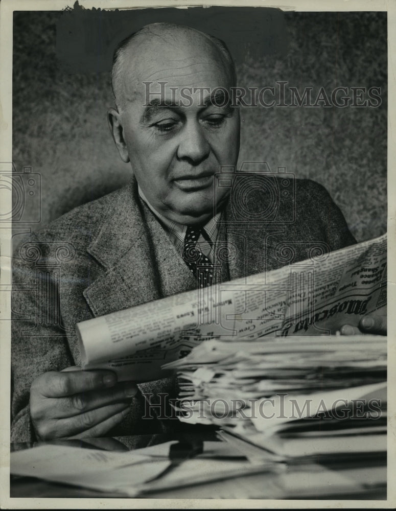 Load image into Gallery viewer, 1937 Press Photo Milw.-Dr. J. P. Koehler-City health officer with Moscow paper.
