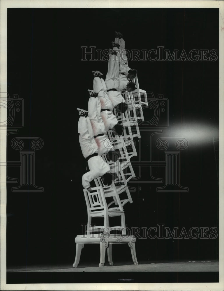 1965 Press Photo China-Communist-People, Performers from the acrobatic theater.