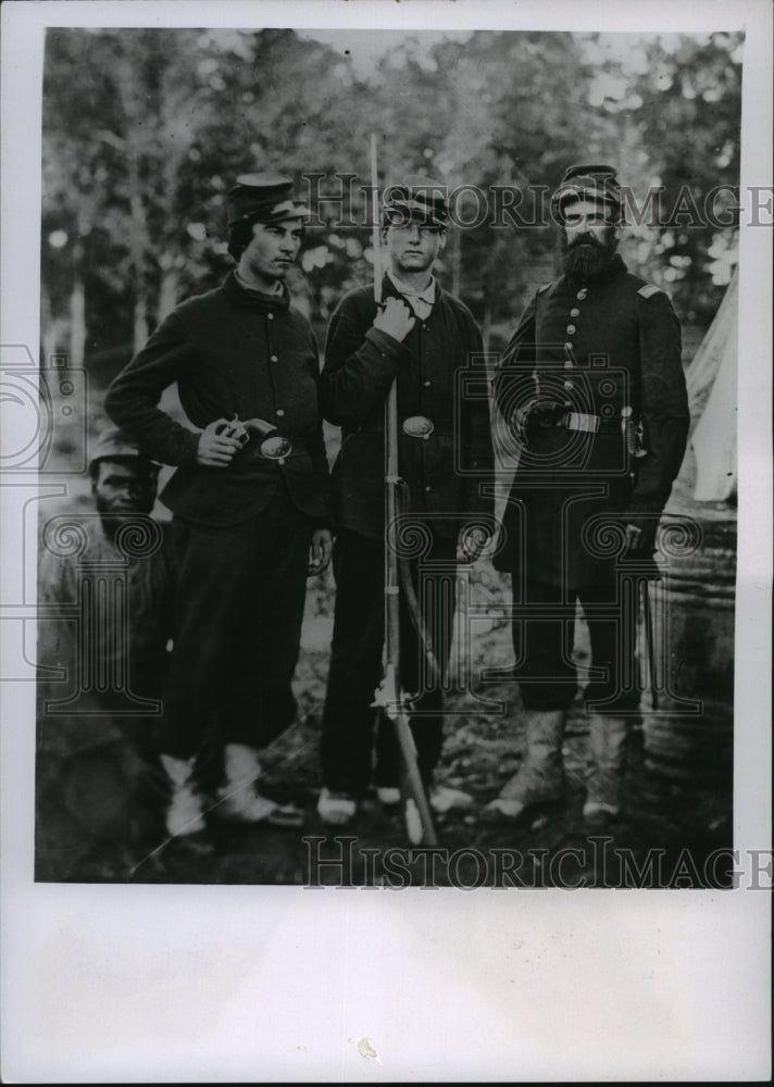 Load image into Gallery viewer, 1959 Press Photo Lieutenant Parker and soldiers of the 4th Michigan Infantry
