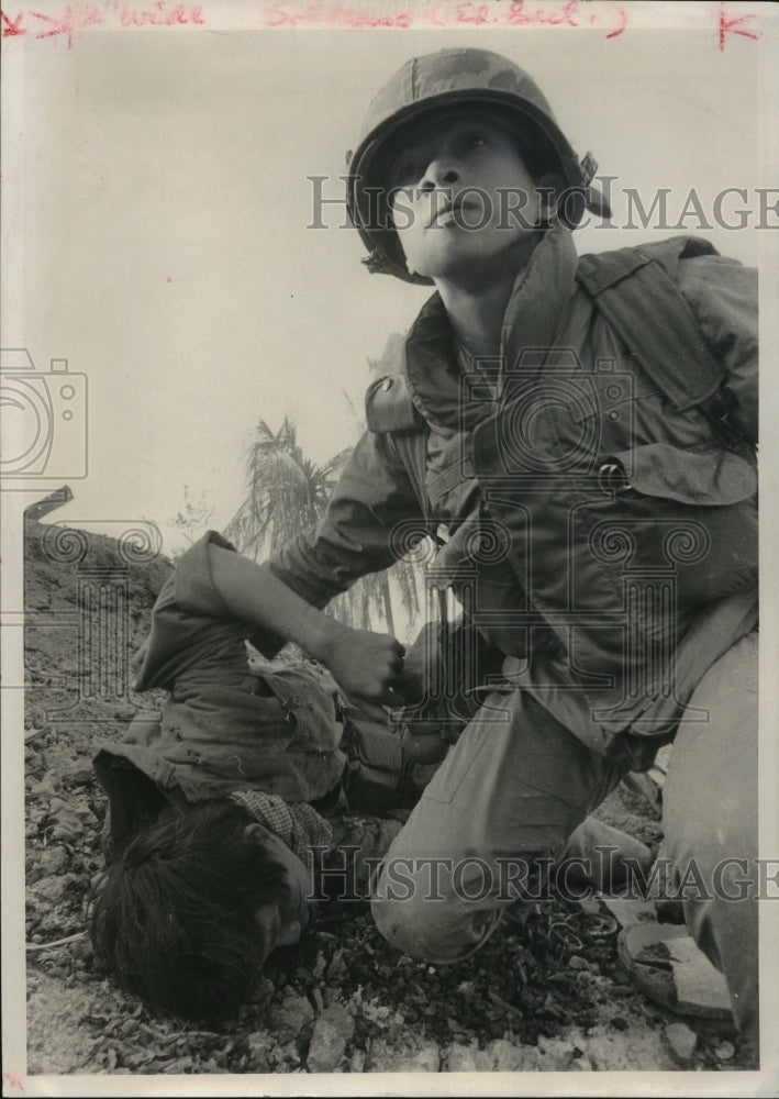 1974 Press Photo Cambodia-War-Armed Forces-Cambodian soldier with fallen comrade- Historic Images