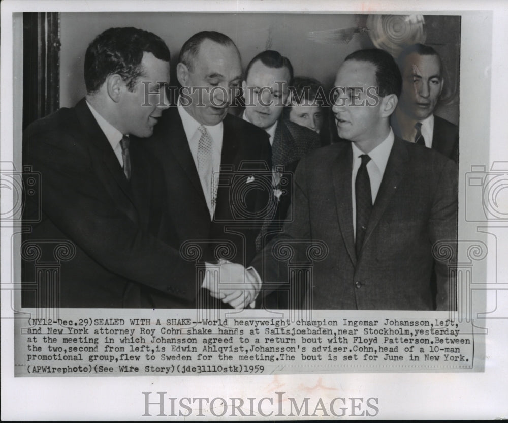 1959 Press Photo Ingemar Johansson, boxer, shakes hands with attorney, Roy Cohn