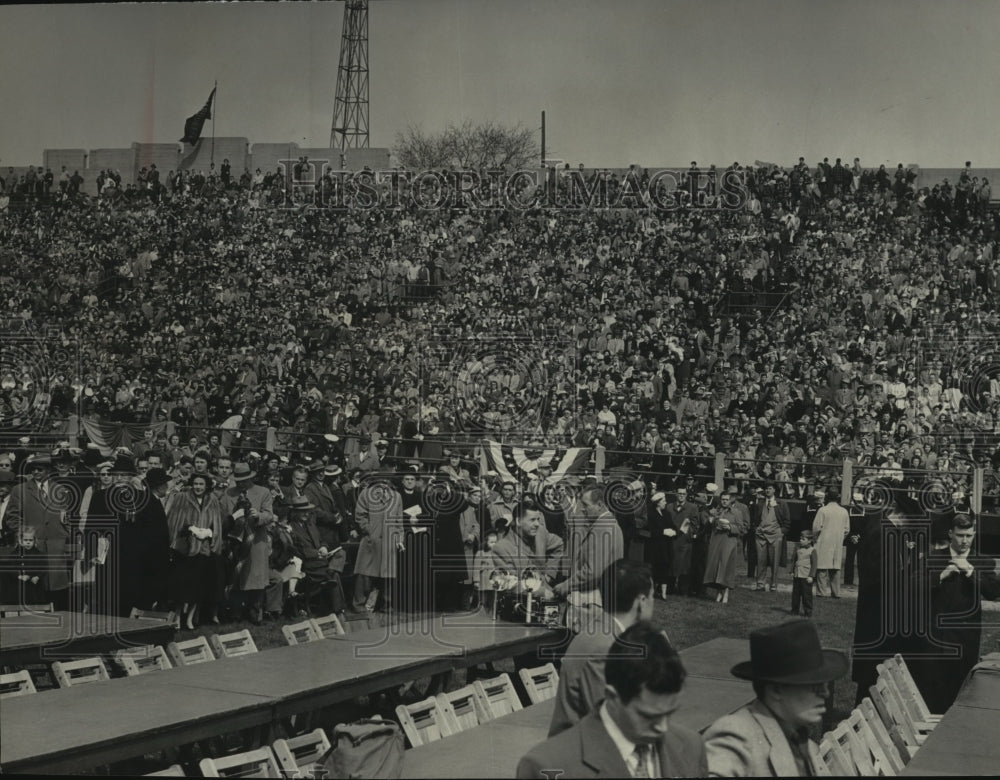 1951 Press Photo General Douglas MacArthur at Marquette stadium in Wisconsin