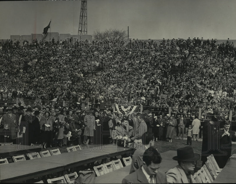 Load image into Gallery viewer, 1951 Press Photo General Douglas MacArthur at Marquette stadium in Wisconsin
