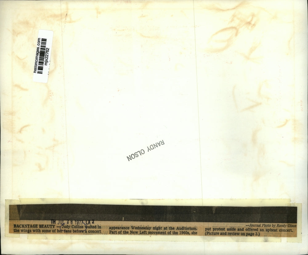 1977 Press Photo Judy Collins before a concert in Wisconsin - mjx22762