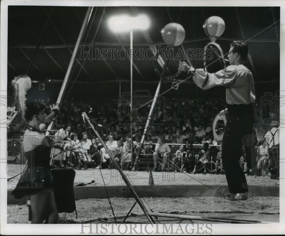 Press Photo A juggler does tricks with balls and hoops on a tight rope- Historic Images