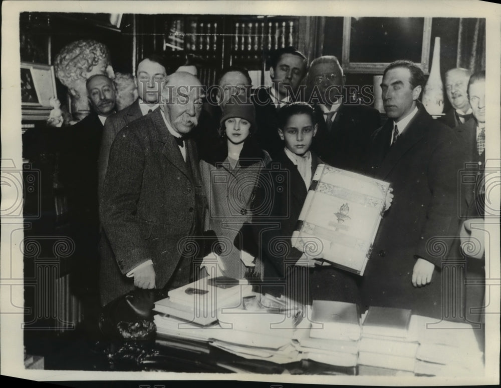 1928 Press Photo Georges Clemenceau Presented With A Memorial Book - mjx22827