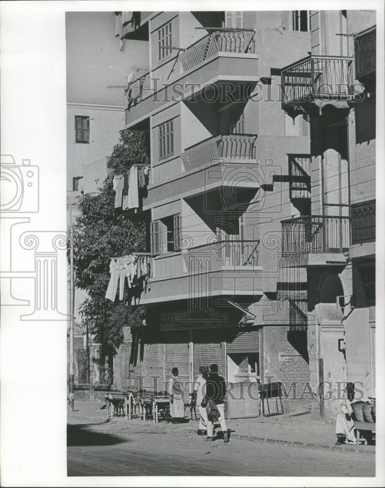 1969 Press Photo Waiter stood near tables of sidewalk cafe ready to serve client