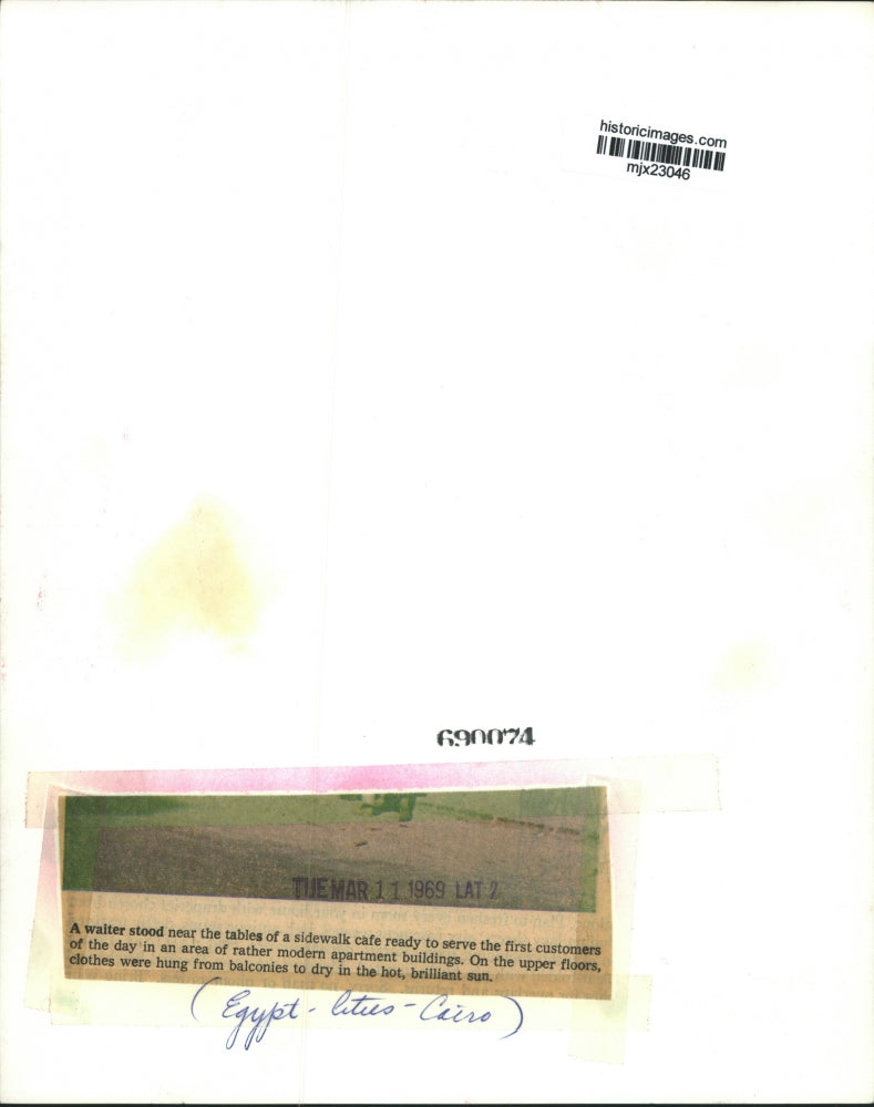 1969 Press Photo Waiter stood near tables of sidewalk cafe ready to serve client