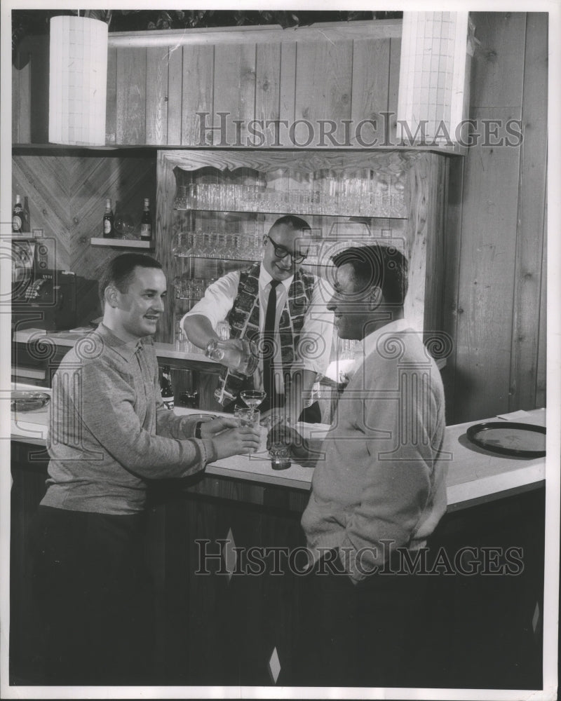 1961 Press Photo James Szarwark and John Jacobus Meet At Bar in Elm Grove- Historic Images