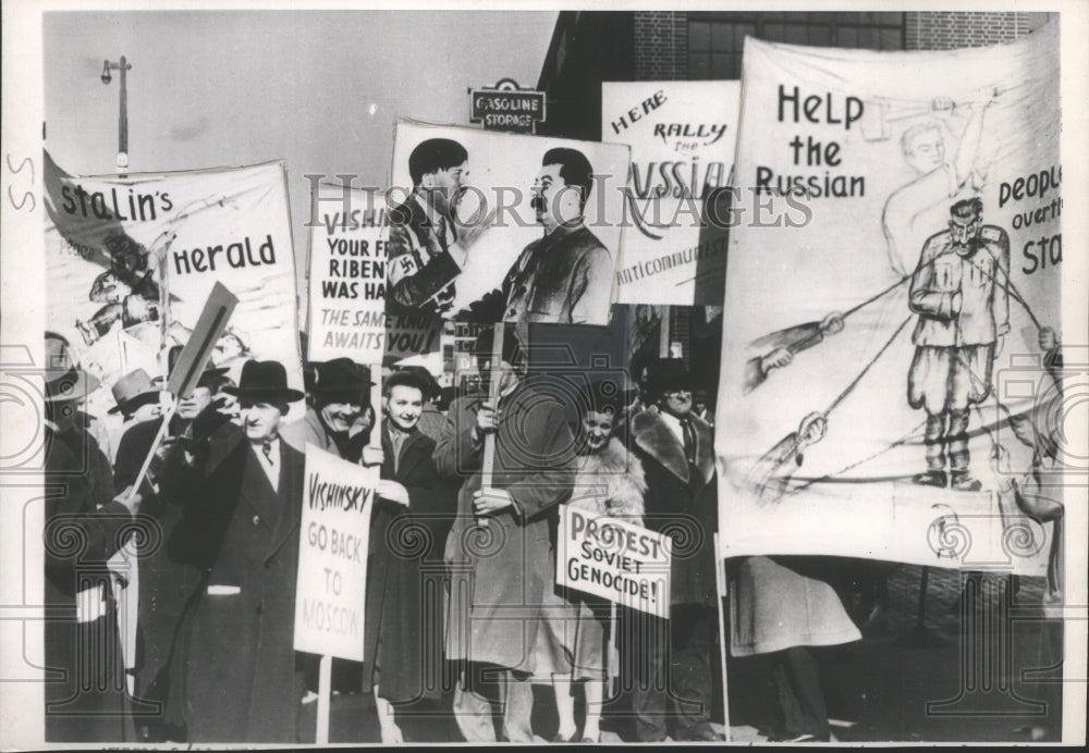 1953 Press Photo Mass of Picketers With Signs in New York Protesting Soviets