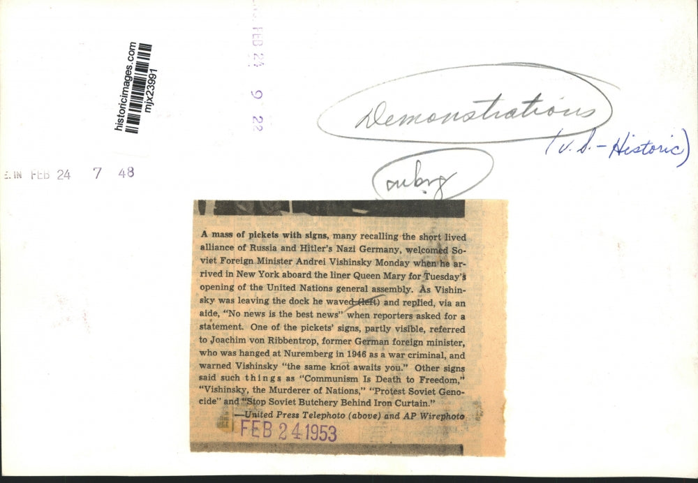 1953 Press Photo Mass of Picketers With Signs in New York Protesting Soviets