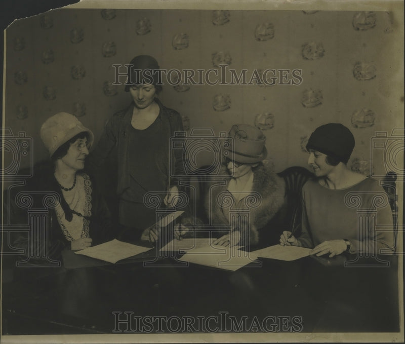 Load image into Gallery viewer, 1928 Press Photo Helen Moore at a League of Women's Voters convention
