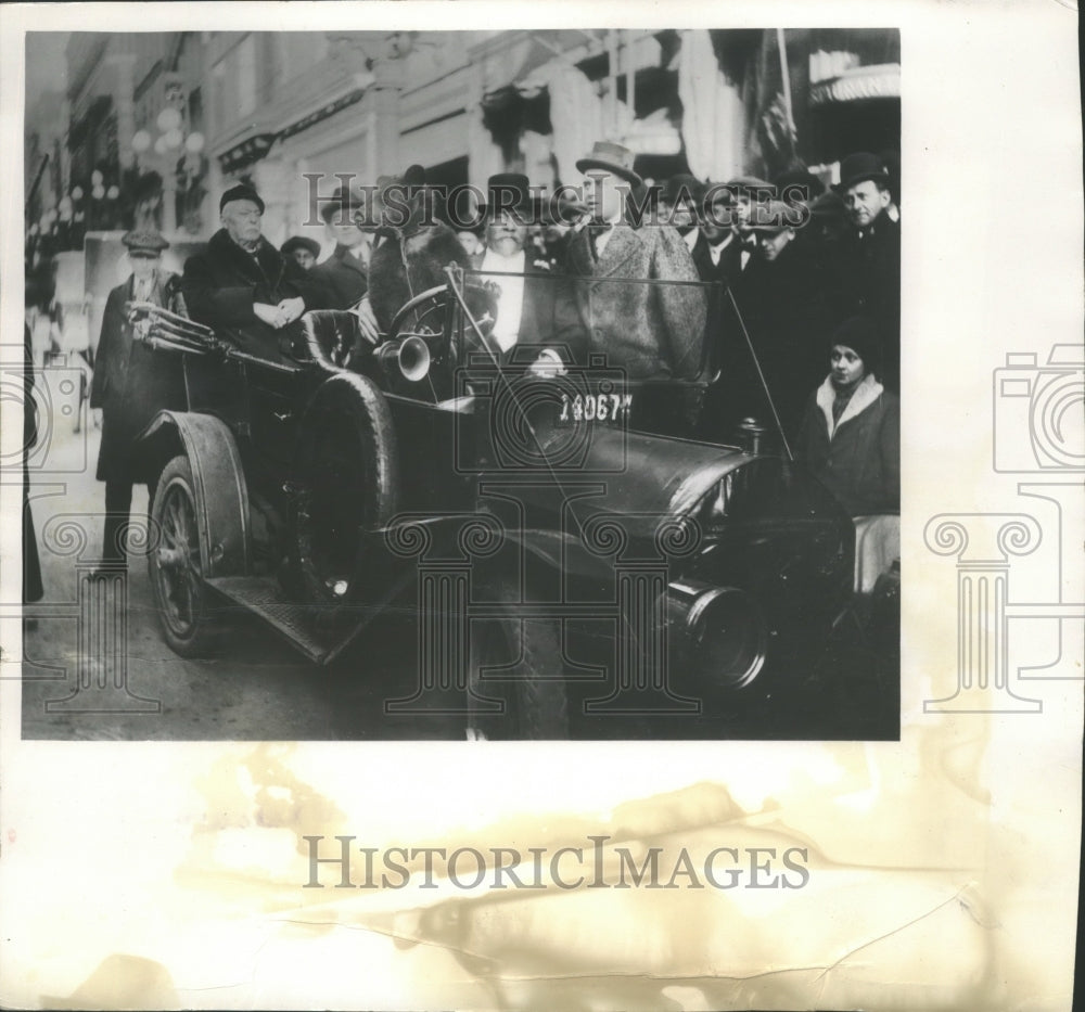 1913 Press Photo Henry Weber poses with a tame bear in Downtown Milwaukee, Wis