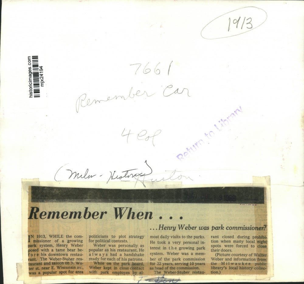 1913 Press Photo Henry Weber poses with a tame bear in Downtown Milwaukee, Wis