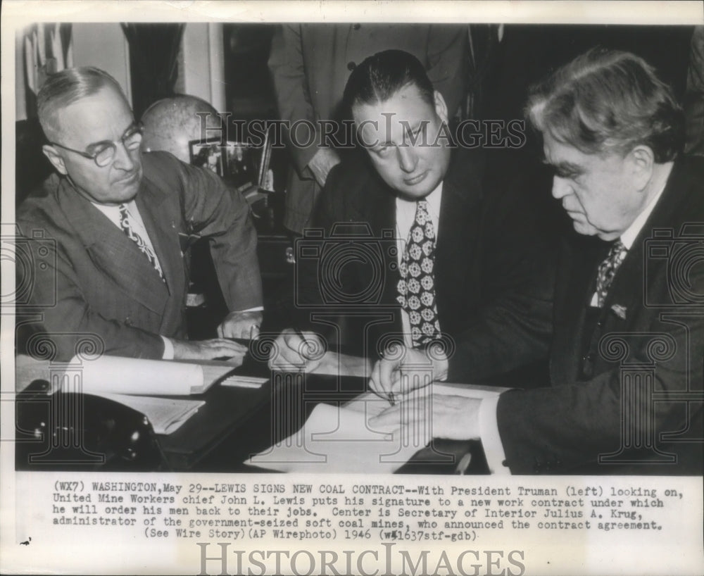 1946 Press Photo UMW chief JL Lewis signs new work contract with Pres. Truman