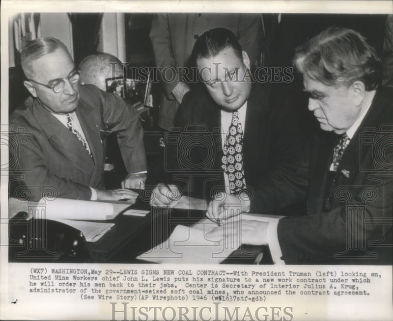 Load image into Gallery viewer, 1946 Press Photo UMW chief JL Lewis signs new work contract with Pres. Truman
