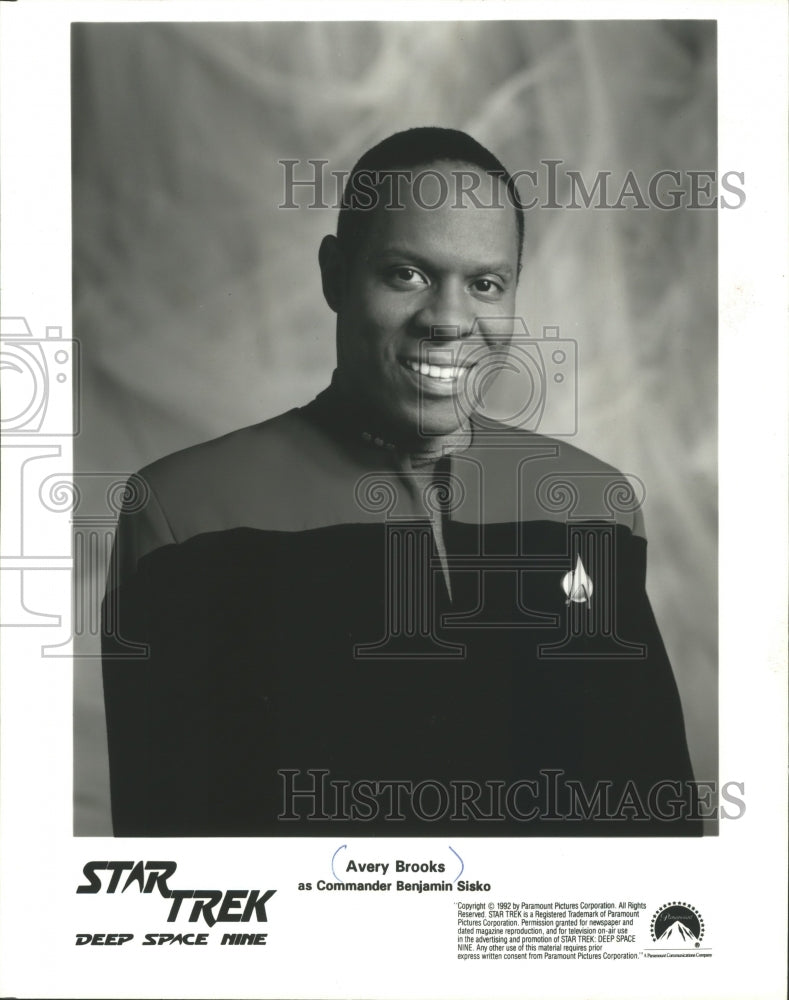 Load image into Gallery viewer, 1992 Press Photo Avery Brooks as Commander Benjamin Sisko in Star Trek
