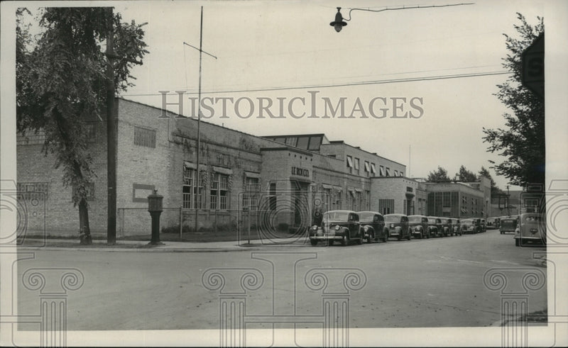 Load image into Gallery viewer, 1945 Press Photo Le Roi Company, Wisconsin - mjx24745
