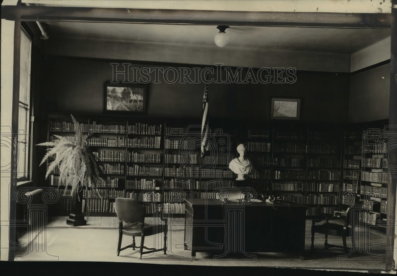 Load image into Gallery viewer, 1928 Press Photo View of the President Coolidge's Summer Office - mjx24830
