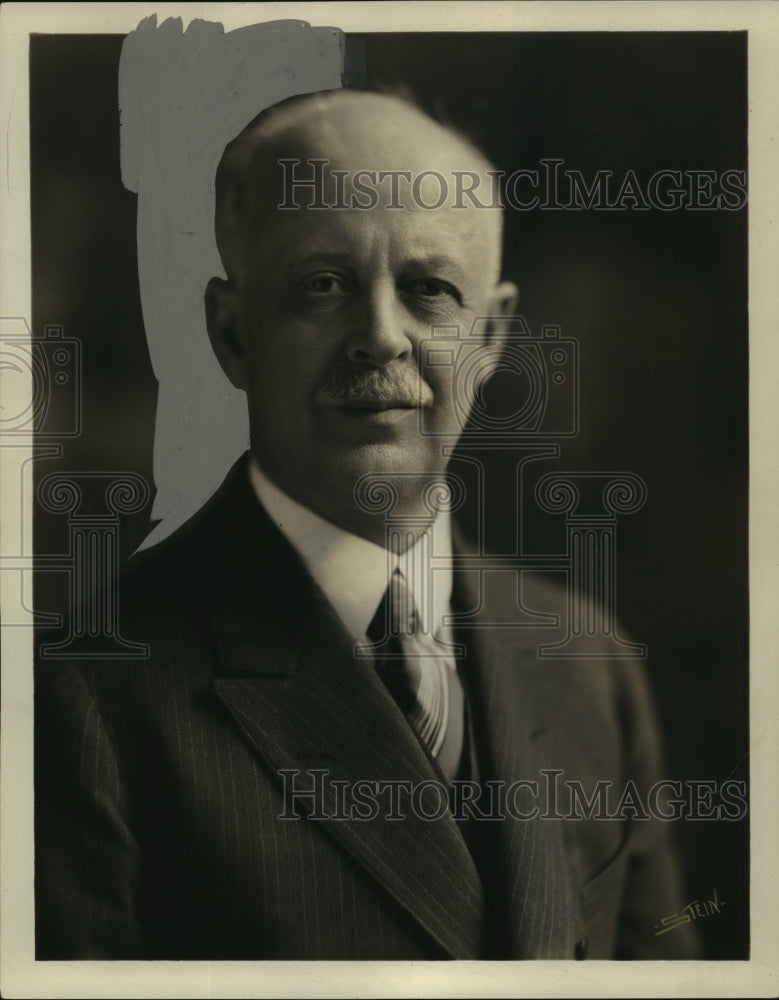 1930 Press Photo R. L. Cooley Poses For a Photograph - mjx25409