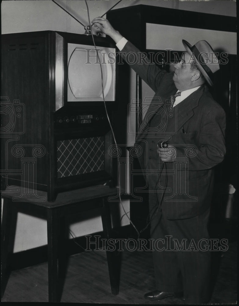 1949 Press Photo Individual at The Spa, Illegal Gambling in Milwaukee, Wisconsin