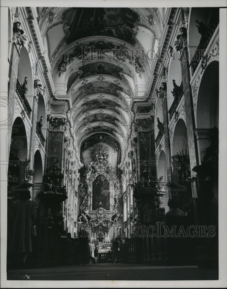 1952 Press Photo Worshipers in Church in Prague, Czechoslovakia- Historic Images