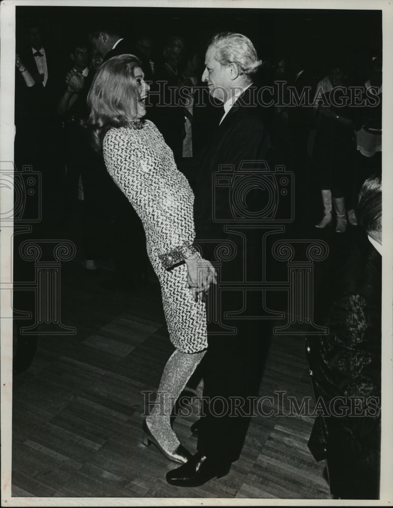 1967 Press Photo Jules Dassin dances with his wife at a pre-Broadway party - Historic Images