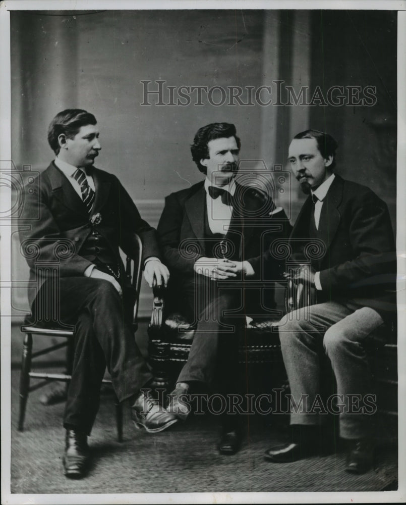 1955 Press Photo Copy of Mark Twain, Author, With George Alfred, and David Gray- Historic Images