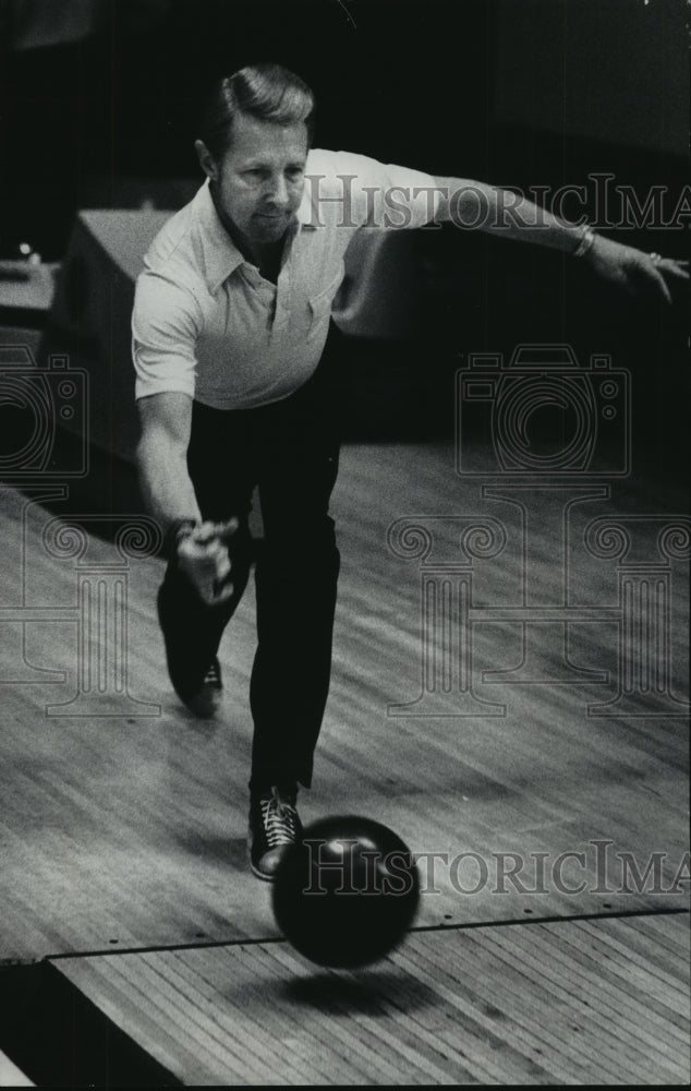 Load image into Gallery viewer, 1979 Press Photo Dick Weber, Bowler, Sharpened up His Game - mjx26087
