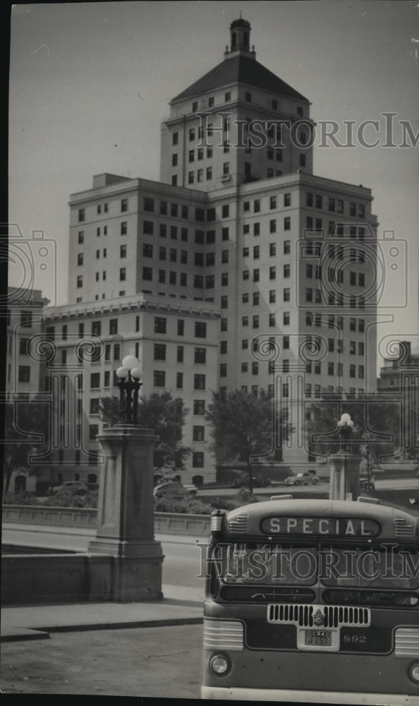 1947 Press Photo Cudahy tower as it looks from the window of a bus - mjx26348