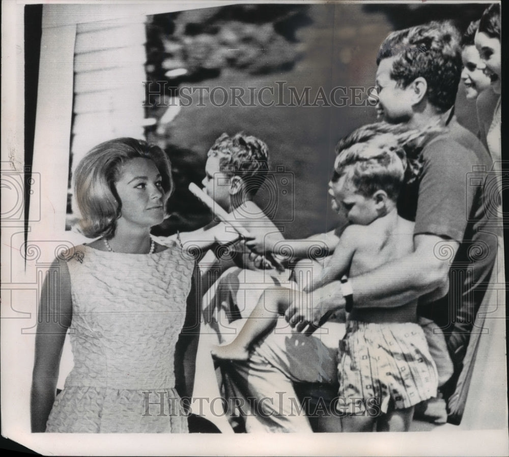 1964 Press Photo Joan Kennedy View Life Size Photo of Late John F. Kennedy- Historic Images