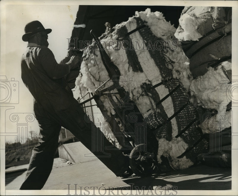 Load image into Gallery viewer, 1945 Press Photo Charles Ogeltree Moving Cotton for United States Rubber Company
