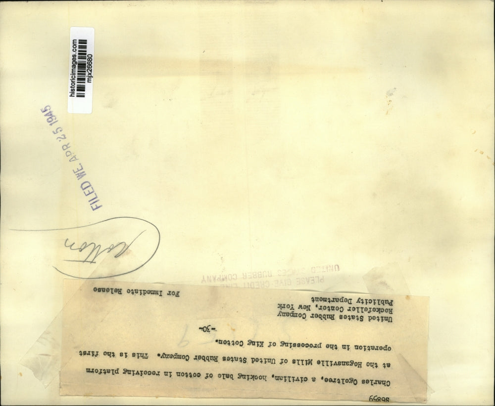 1945 Press Photo Charles Ogeltree Moving Cotton for United States Rubber Company