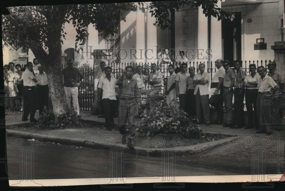1964 Press Photo Cubans lined up outside Mexican embassy in Havana - mjx26721