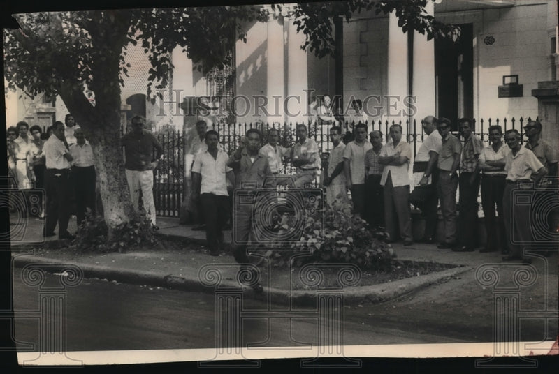 Load image into Gallery viewer, 1964 Press Photo Cubans lined up outside Mexican embassy in Havana - mjx26721
