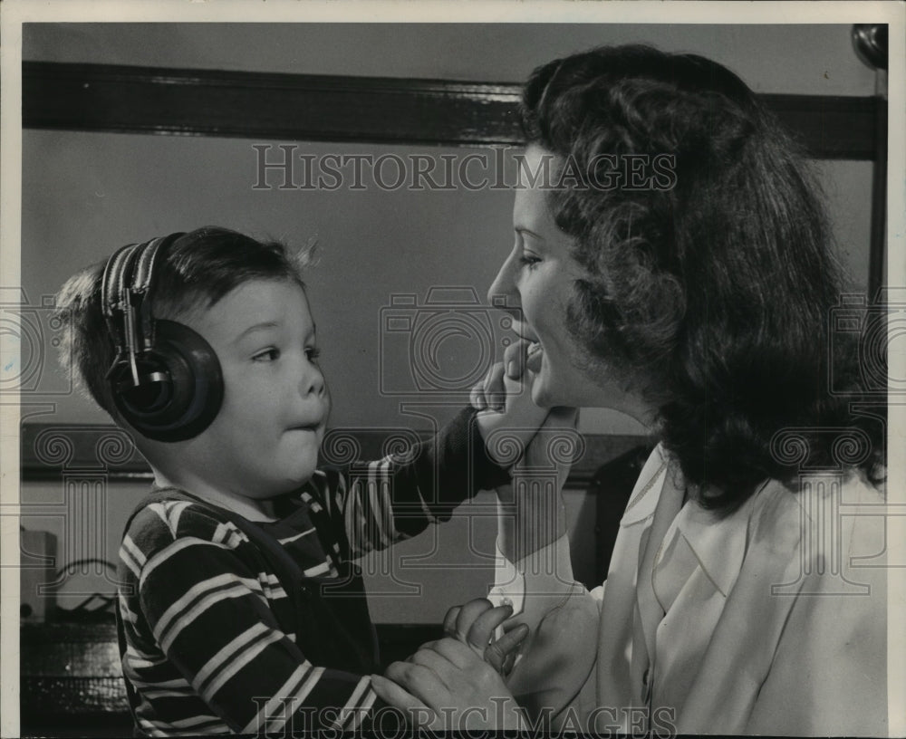 1949 Press Photo Hearing Discovered by John Croke with Teacher Helen Brown