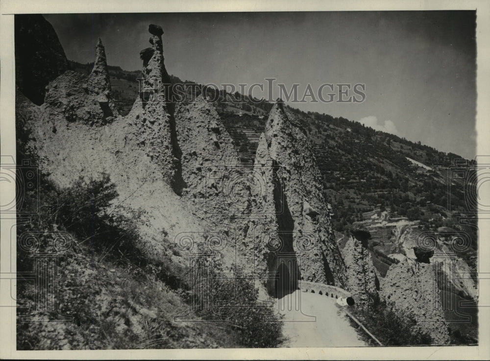 1930 Press Photo Scene Near Evolena in the Valaisan Val d&#39;Herens in Switzerland- Historic Images